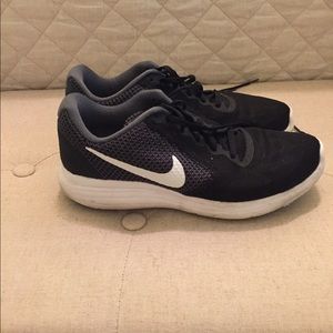 Black Nike tennis shoes size 7.5